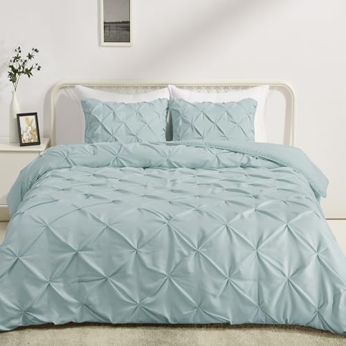 Amazon Basics 3-Piece Soft, Lightweight All-Season Down-Alternative Comforter Bedding Set, Pinch Pleat Design with Piped Edges, Full/Queen, Spa Blue